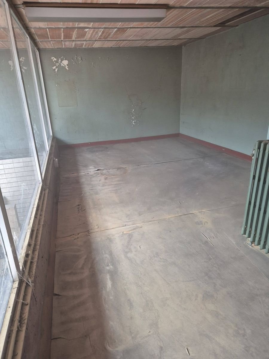 Lege ruimte met glazen wand na de opruiming