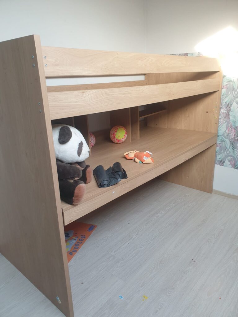 slaapkamer met 2 hoogslapers en speelgoed.